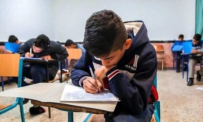 دانش آموزان دوره ابتدایی در کلاس درس پس از خبر حذف امتحانات هماهنگ پایه ششم